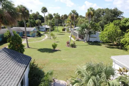 Cozy Cottage Old Florida Style on the Indian River Lagoon Отели в г. Сейнт Луси