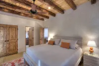 So Close! Perfect Southwest Casita 3 Blocks Plaza, 2 to O'Keeffe - Casita Ristra