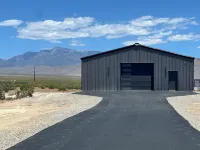 Barndominium Desert Escape - Mountain View, town close, gateway to Death Valley