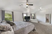 Contemporary home in the heart of McKinney Hotels near Black Gold Harley-Davidson