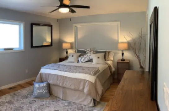 River view & 5 minute walk to downtown!