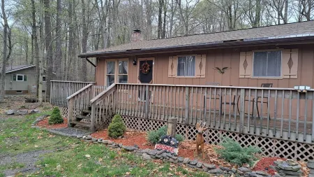 Cozy 3 Bedroom home waiting for memories to be made at Big Bass Lake!!