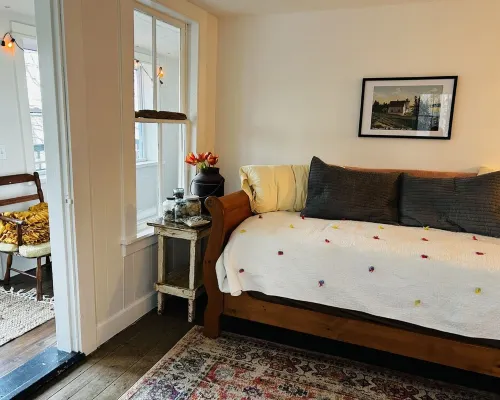 Adorable private cottage with lake views and access. Hotels in Dedham
