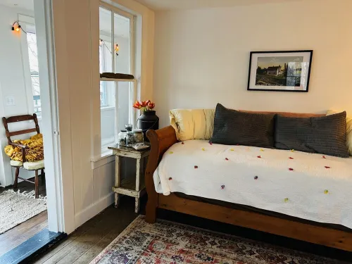 Adorable private cottage with lake views and access. Hotels in Dedham