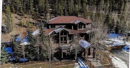 Spacious Retreat with Hot Tub and Stunning Views, 3 min from Breck, Free Shuttle Отели рядом с достопримечательностью «Riverwalk Center at Breckenridge»