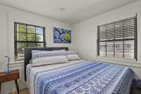 Downtown Historic Hideaway w/3 Adjacent Homes w/Fenced Yards, AC, W/D, Fast WiFi