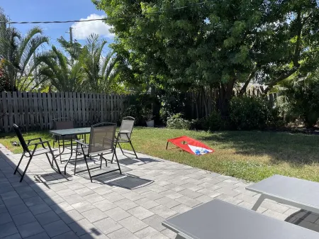 Clean and modern 2BR/2Bath Jacuzzi home, beautiful Patio, minutes from the beach