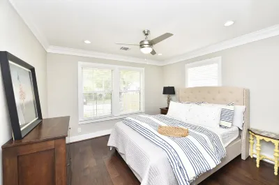 Cheerful Bungalow Hotels in North Houston