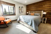 Elegant Grand Cabin w/ Hot Tub