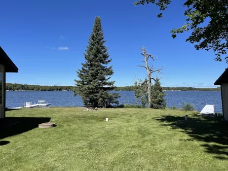 New Listing! The “Looney Bin” Four Season Cozy Lakefront Cabin on Nelson Lake Отели в г. Ленрут