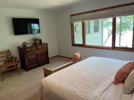 Cozy lake home on chain of lakes!