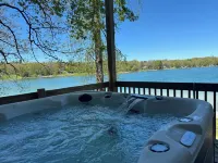 The Jewel of Maston Lake - Beautiful Lake Views. Hotel di Spencer Township