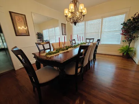 13. King bed, sleeps 22, historic 5-bedroom house in  Albertville with WiFi, AC