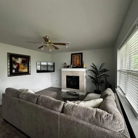 Capital City- 6 Miles from Madison with Fireplace
