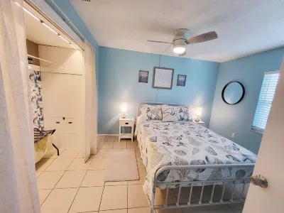 Cozy Coastal Getaway - 2 min Walk to Beach & Village, Shops & Restaurants
