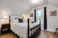 Newly remodeled dog-friendly 2 bedroom wine country home in the heart of Dundee