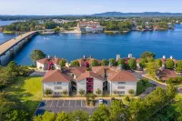 Sophisticated 2BR Lake Condo "The Oar" with open channel views of Lake Hamilton - 4 stjerner