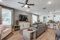 Cozy Downtown Retreat! Patio + Fire Pit + Garden Hoteles en Condado de Oconee