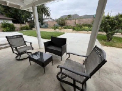 Modern King Beds/Beautiful Large yards/Long Stay/WI-FI/WFH/25 mins to Beach/FWY Hotels in Thousand Oaks