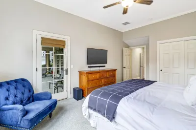 Cottage Living is the life for me!  Sleeps 8! Publix Super Market at Buckwalter Place附近的飯店