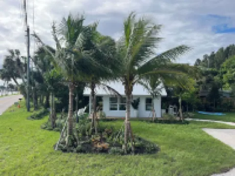 Waterfront luxury bungalow with private beach, paddleboards, kayaks and bikes! Hotels in Jensen Beach