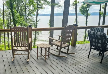 "TRANQUILITY"A LAKEFRONT RETREATON LAKE EUFAULA Отели в г. Юфола