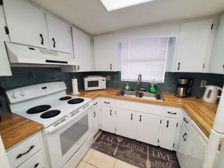 2/2 Spacious Condo 15 min away from Gulf Coast Beaches