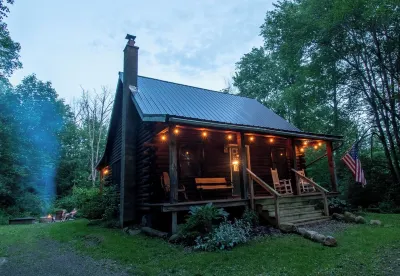 Cozy Cabin tucked in the woods. Pet-Friendly! 7 minutes from Ellicotville!