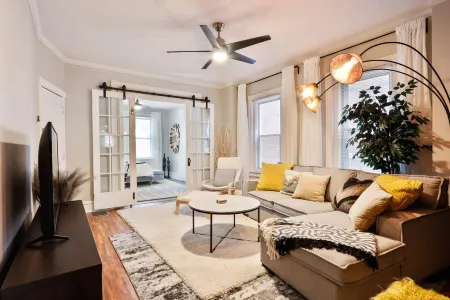 The Downtown Bee: Cozy & charming escape steps from Main Street Bethlehem!