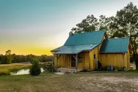 Amish-built cabin, serene and peaceful with pond and private dock for fishing.