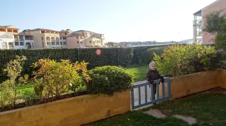 Very beautiful T2 on the ground floor with trees, swimming pool, sea view, shops and beach Отели рядом с достопримечательностью «Parc Aventure de la Coudou»