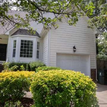 New modern kitchen in great location to RDU and RTP