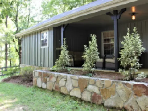 Escape to Your Cozy 2-Bedroom Cottage, Just a Hop Away from Rock City ウォーカーのホテル