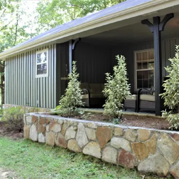 Escape to Your Cozy 2-Bedroom Cottage, Just a Hop Away from Rock City