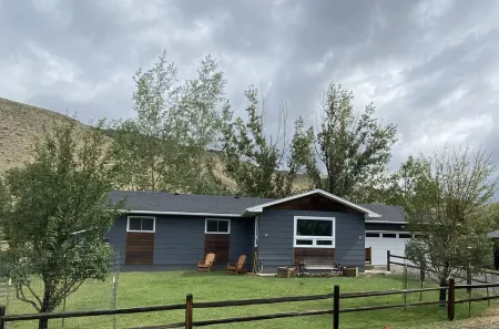 Elk Haven House - Less than 5 min from Yellowstone Park! Beautiful views! Отели в г. Гардинер