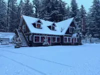Little Blue House near Crystal Mountain & Mount Rainier