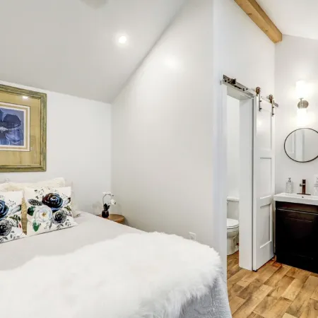 Cozy tiny home with 1 bedroom and WiFi, serene & peaceful glamping