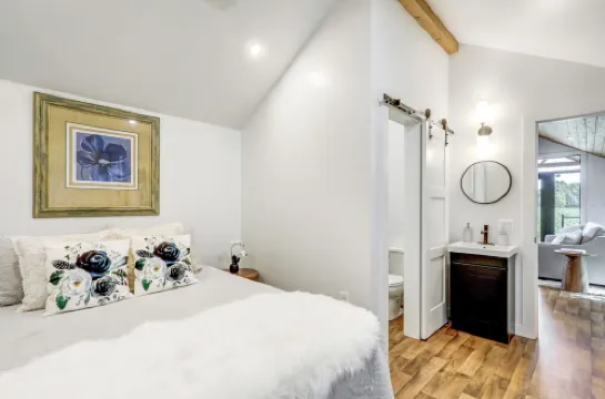 Cozy tiny home with 1 bedroom and WiFi, serene & peaceful glamping