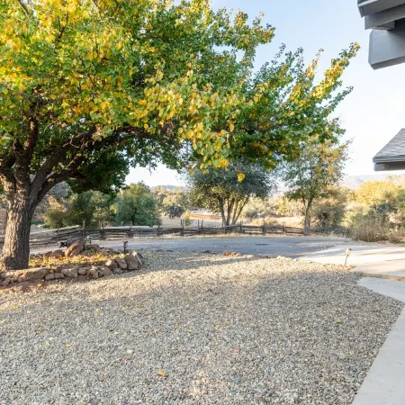 Rolling Oaks Ranch: Private Lakefront Farm Stay on 235 Acres