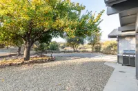 Rolling Oaks Ranch: Private Lakefront Farm Stay on 235 Acres