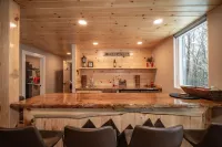 12 Bed, 6 Bath, 20 Guests STEPS from Sunday River w/ Hot Tub & Game Room
