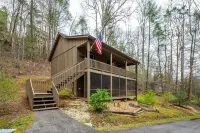 Charming & Private Mountain Cabin Near the Park with Pool and Fitness Access