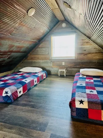 Knotty Squirrel Unit 2 King Suite with Ladder Loft Отели в г. Маунтин-Вью