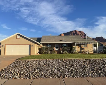 Relaxing Retreat in Ivins — Near Snow Canyon & Tuacahn Amphitheatre 艾文斯酒店