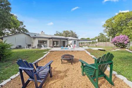 Bohemian Tropical Paradise Palm Harbor. Pool Home. 10mins to Honeymoon Island. Отели рядом с достопримечательностью «Pop Stansell Park»