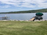 August September Specials on Newly Renovated Cottage with AC Right on the Lake