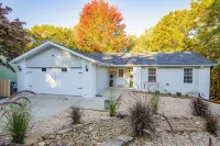 Modern home near Back 40 and Blowing Springs trails