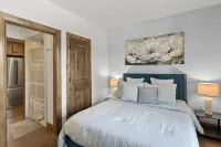 Flagstaff Retreat w/Mountain Views: Fire Pit, Hot tub, Fireplace, Near Snowbowl