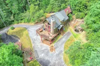 9 Min. to Main St. ~ Hot Tub ~ Pet Friendly ~ on 2.2 Acres Hotels near Trailhead for Yellow Mountain Trail