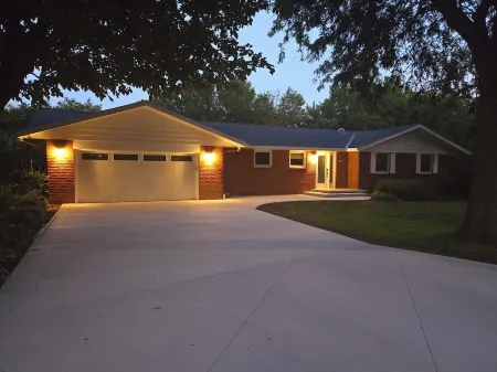 The Bradley House - Beautiful & Spacious Home - Near Campus & Stadium